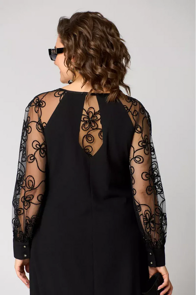 Elegante vestido negro con mangas de encaje